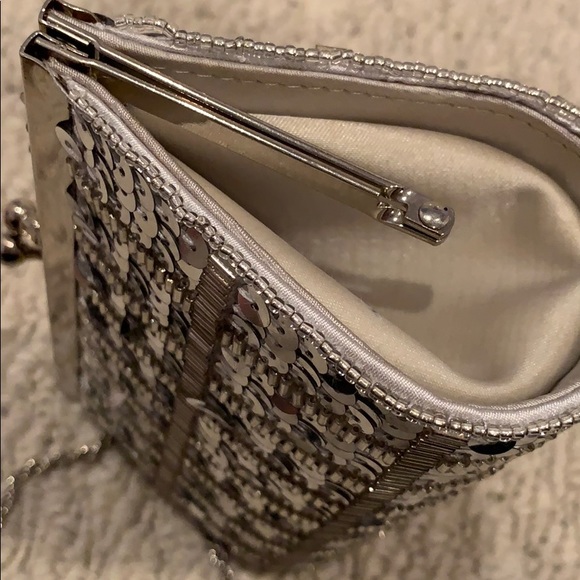 Silver beaded and sequined clutch - Picture 5 of 7